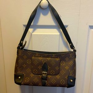 LV purse in great shape